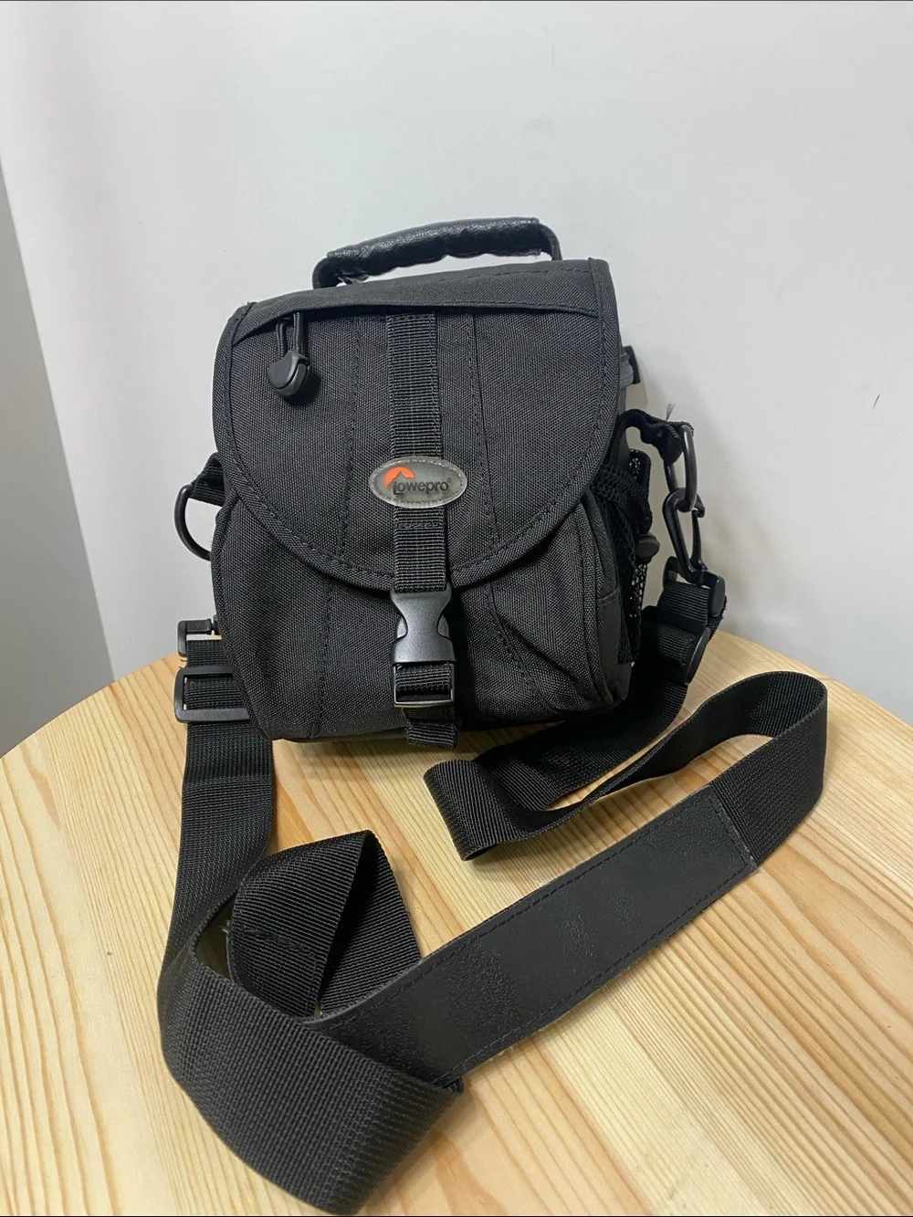 Lowepro EX 120 Camera Bag Black For Small SLR DSLR Cameras with Shoulder Strap
